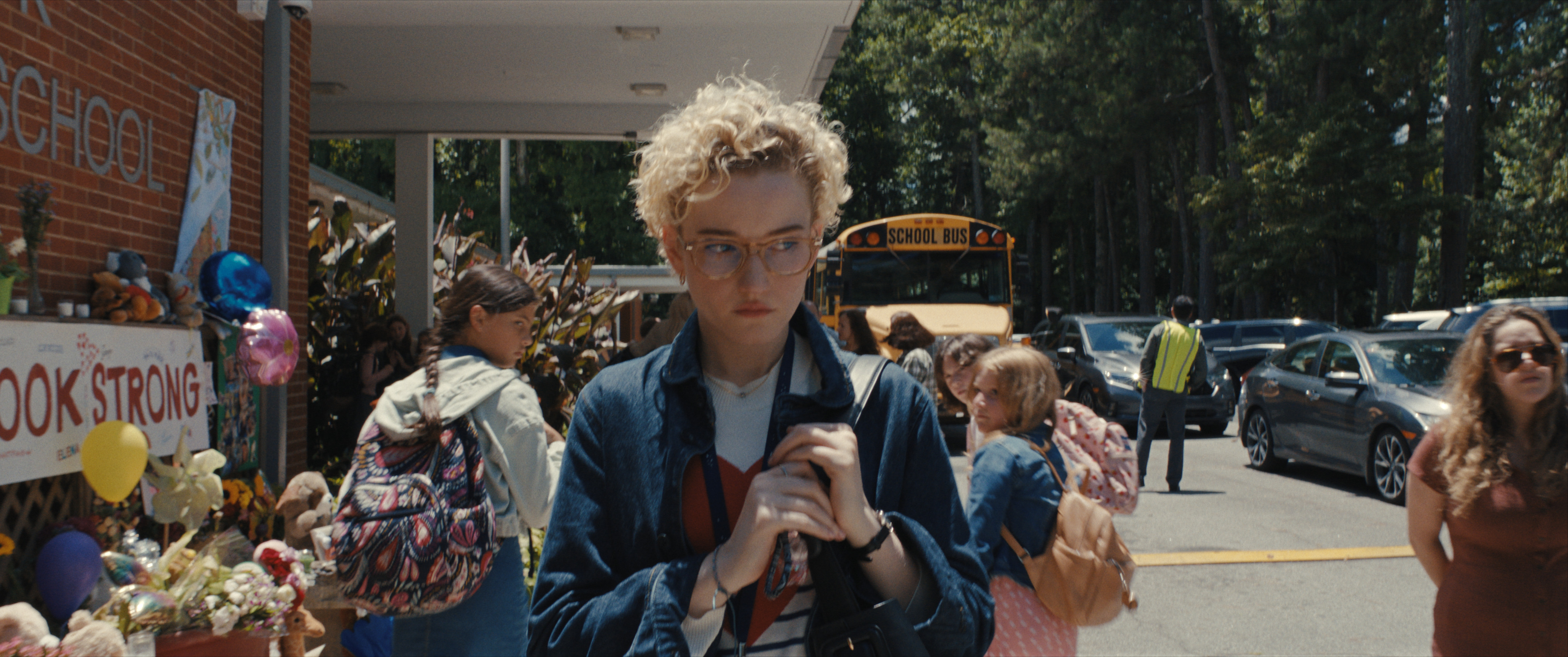 Weapons Julia Garner in a scene from the film Weapons. critique |